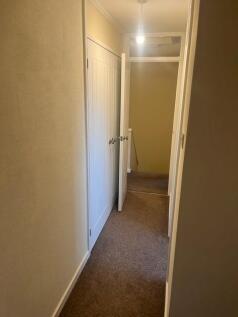 85 Landing with wardrobe.jpg