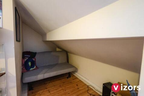 Bed&#39; Three (into eaves)