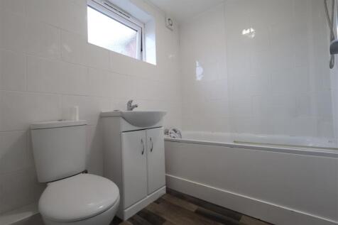 38a Kineton bathroom .JPG