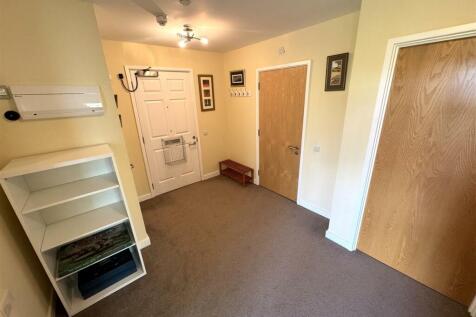 COMMUNAL ENTRANCE HALL