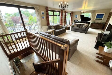 LARGE LOUNGE