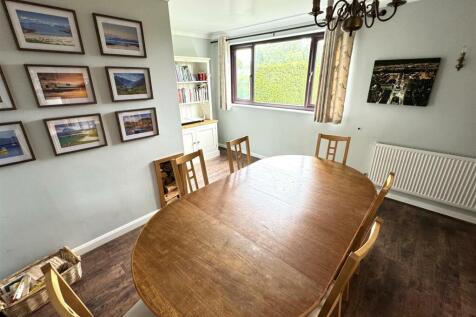 SEPARATE DINING ROOM