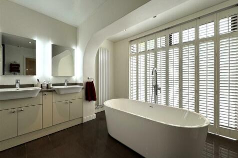 LUXURIOUS FAMILY BATHROOM