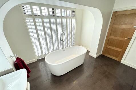 LUXURIOUS FAMILY BATHROOM