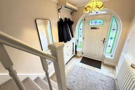 SPACIOUS ENTRANCE HALL