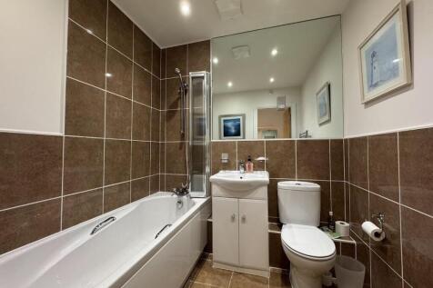 EN-SUITE BATHROOM