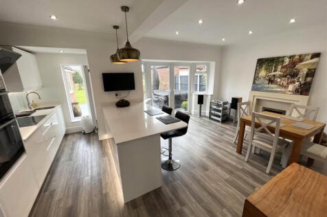 LARGE LIVING KITCHEN