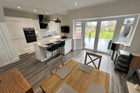 LARGE LIVING KITCHEN