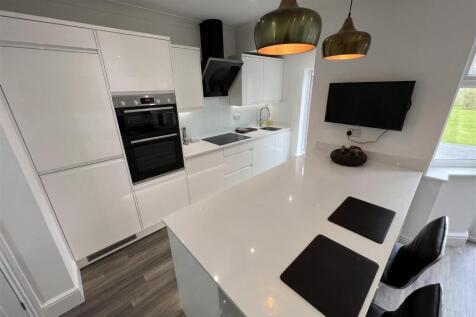 LARGE LIVING KITCHEN