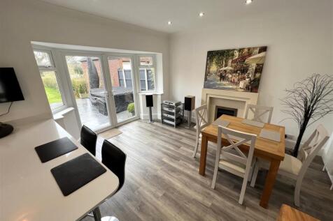 LARGE LIVING KITCHEN