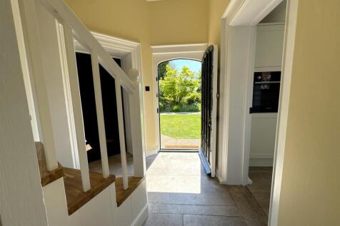 SPACIOUS ENTRANCE HALL