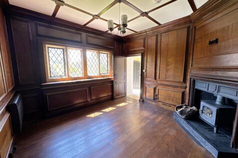 SPACIOUS ENTRANCE HALL