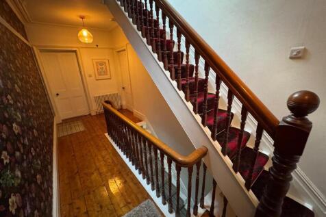 SPACIOUS GALLERIED LANDING
