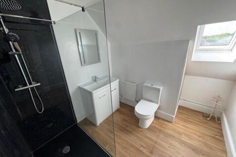EN-SUITE SHOWER ROOM