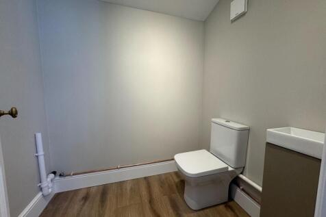 CLOAKROOM/UTILITY