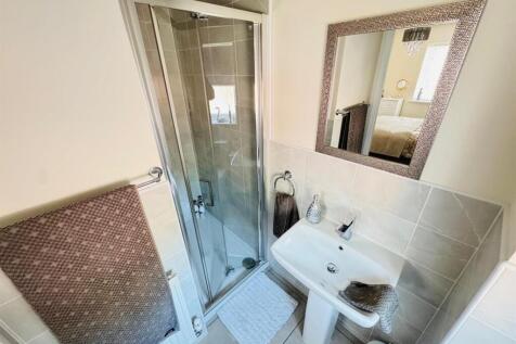 EN-SUITE SHOWER ROOM