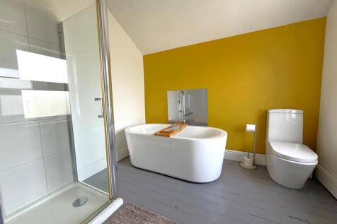LARGE BATHROOM
