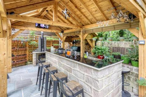 OUTDOOR LIVING AREA