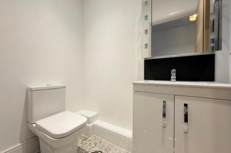 EN-SUITE SHOWER ROOM