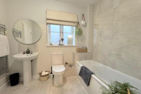 BATHROOM/EN-SUITE