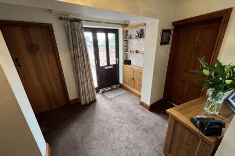 SPACIOUS ENTRANCE HALL