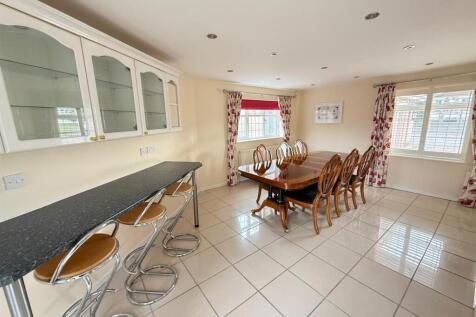 LIVING/DINING AREA