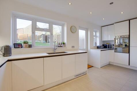 20 West Drive, HP13 6JT-11.jpg