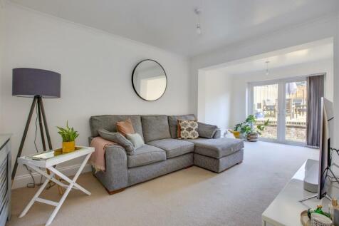 20 West Drive, HP13 6JT-7.jpg