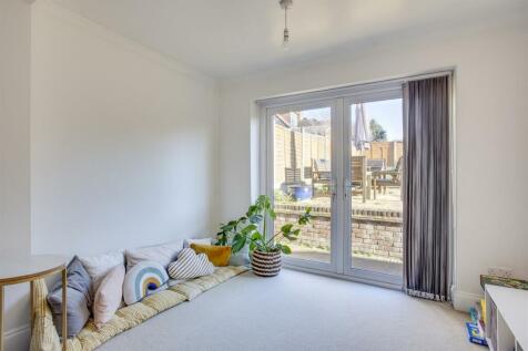 20 West Drive, HP13 6JT-8.jpg