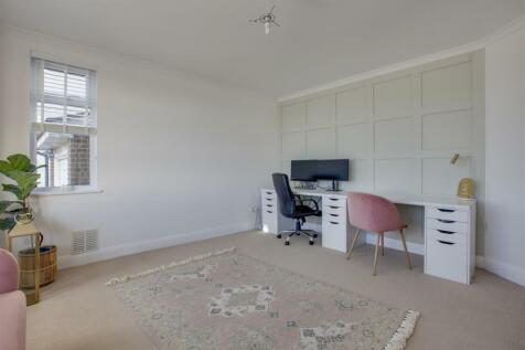 20 West Drive, HP13 6JT-5.jpg