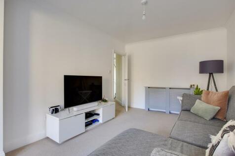 20 West Drive, HP13 6JT-9.jpg