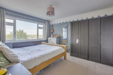 12 Knights Hill, HP12 3NX-4.jpg