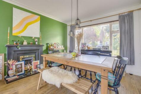 12 Knights Hill, HP12 3NX-8.jpg