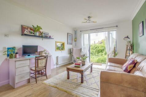 12 Knights Hill, HP12 3NX-10.jpg