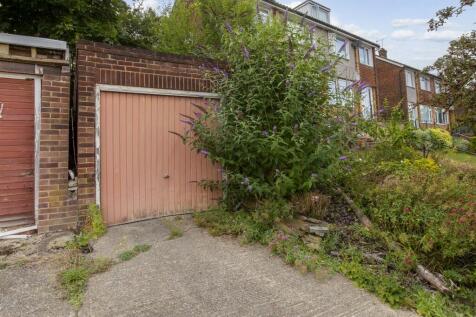 12 Knights Hill, HP12 3NX-17.jpg