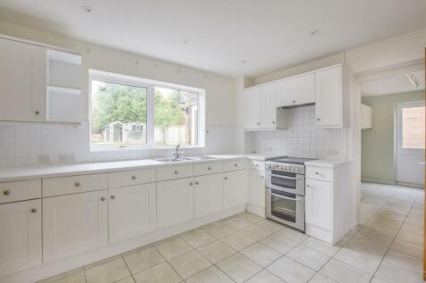 17 Frogmore Close, HP14 4LN-10.jpg