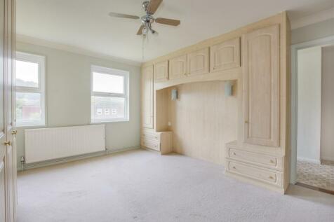 17 Frogmore Close, HP14 4LN-5.jpg