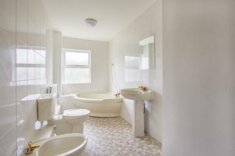 17 Frogmore Close, HP14 4LN-7.jpg