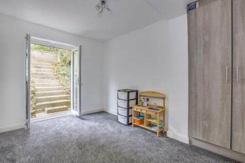 35 Dean Close, HP12 3NS-10.jpg