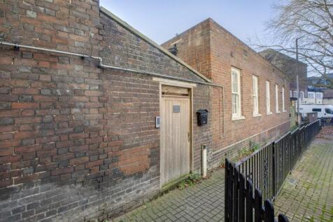 Flat 1, 27 High Street, HP11 2AG-10.jpg
