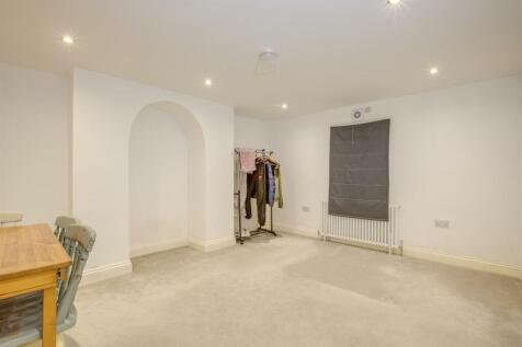 Flat 1, 27 High Street, HP11 2AG-2.jpg