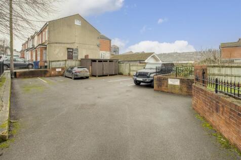 Flat 2, Baxter House, Kitchener Road, HP11 2SA-10.