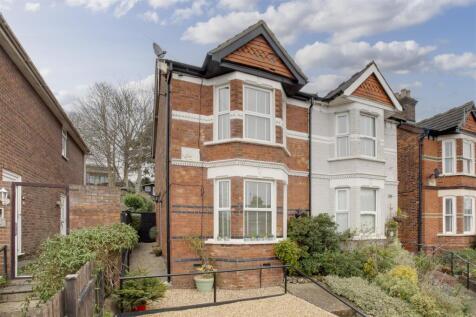 85 Totteridge Road, HP13 6EY-15.jpg