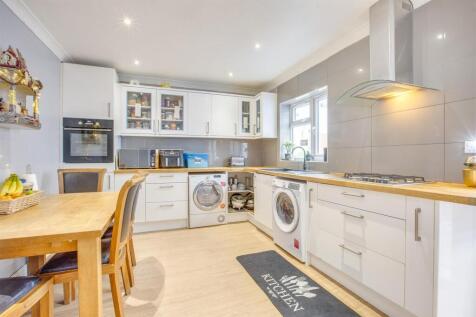 94 Herbert Road, HP13 7HN-6.jpg