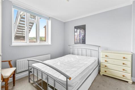 6 Kings Court, Easton Street, HP11 1NA-4.jpg