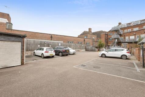 6 Kings Court, Easton Street, HP11 1NA-14.jpg