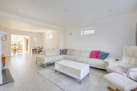 5 Sunningdale Close, HP12 4EN-6.jpg