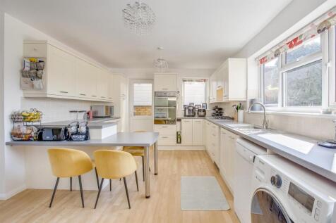5 Sunningdale Close, HP12 4EN-10.jpg