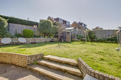 5 Sunningdale Close, HP12 4EN-13.jpg