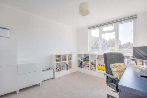5 Sunningdale Close, HP12 4EN-3.jpg